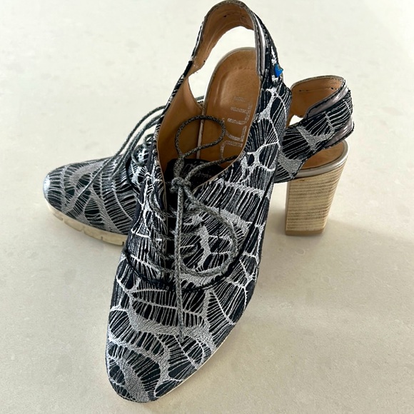 On trend metallic! Black and silver Mjus slingback heels. - Picture 4 of 6